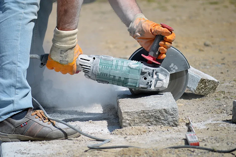 Wer zahlt den Schaden, wenn das gelieferte Material auf der Baustelle fehlerhaft ist?